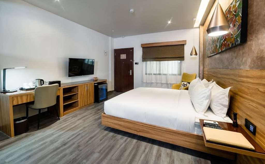 Surestay Plus Hotel By Best Western Ac Luxe Angeles City Chambre photo